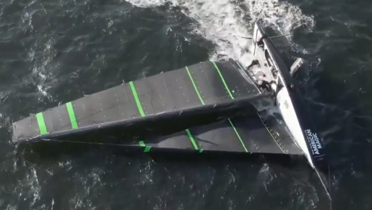 Die sch&ouml;nsten Kenterfotos gibt es logischerweise bei Regatten &ndash; da sind Fotografen immer zugegen. Hier Kielyacht mit Foils beim America's Cup