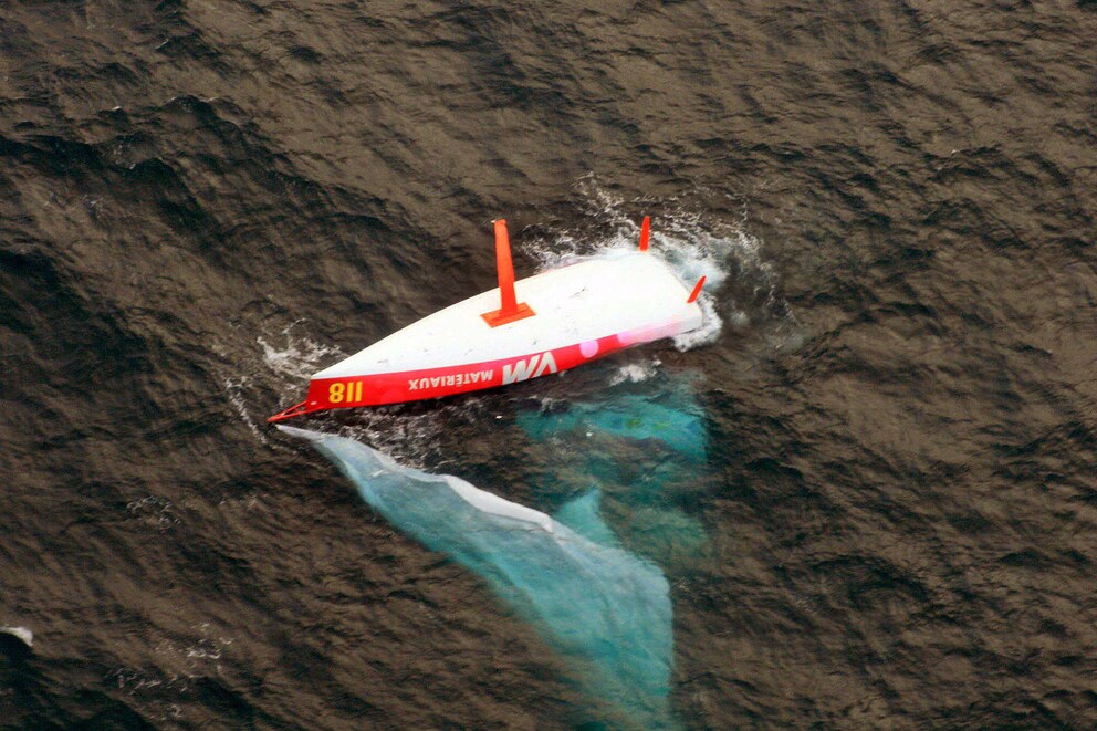 Der IMOCA von Jean Le Cam nach seiner spektakul&auml;ren Kenterung w&auml;hrend der Vend&eacute;e Globe im Jahr 2009. Das Boot richtete sich nicht wieder auf, nachdem es die Kielbombe verloren hatte.