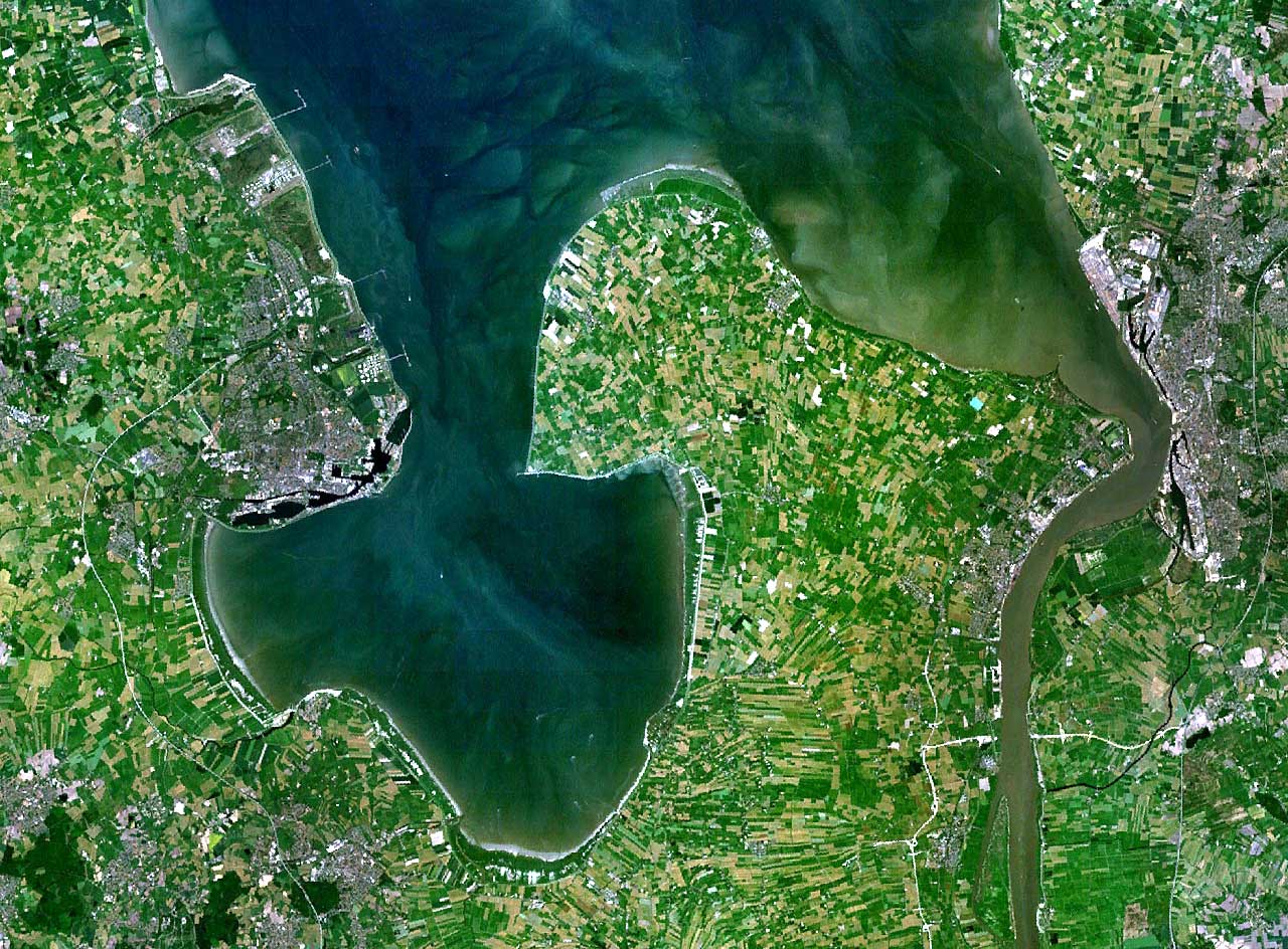 Satellitenaufnahme Jadebusen mit Wilhelmshaven und Weserm&uuml;ndung mit Bremerhaven