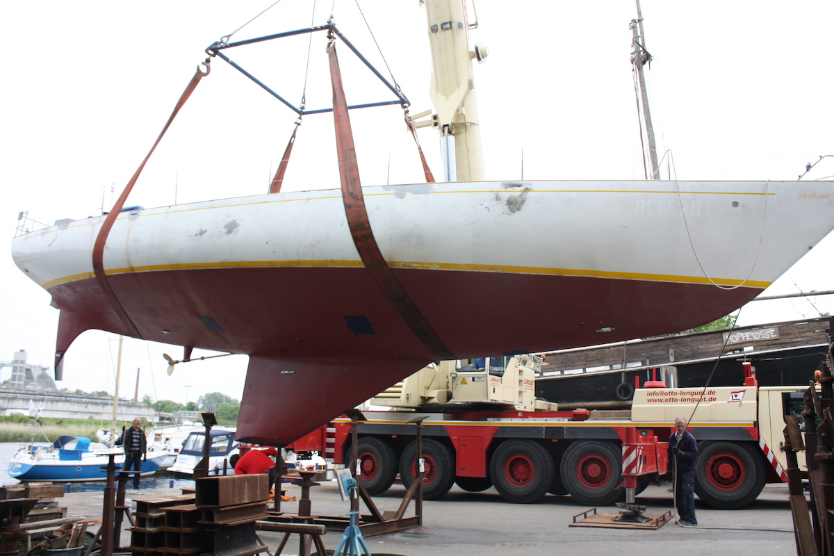 Blauwasserboot mit V-f&ouml;rmigem Unterwasserschiff, 2,45 m Kielflosse und skeggef&uuml;hrtem Ruder