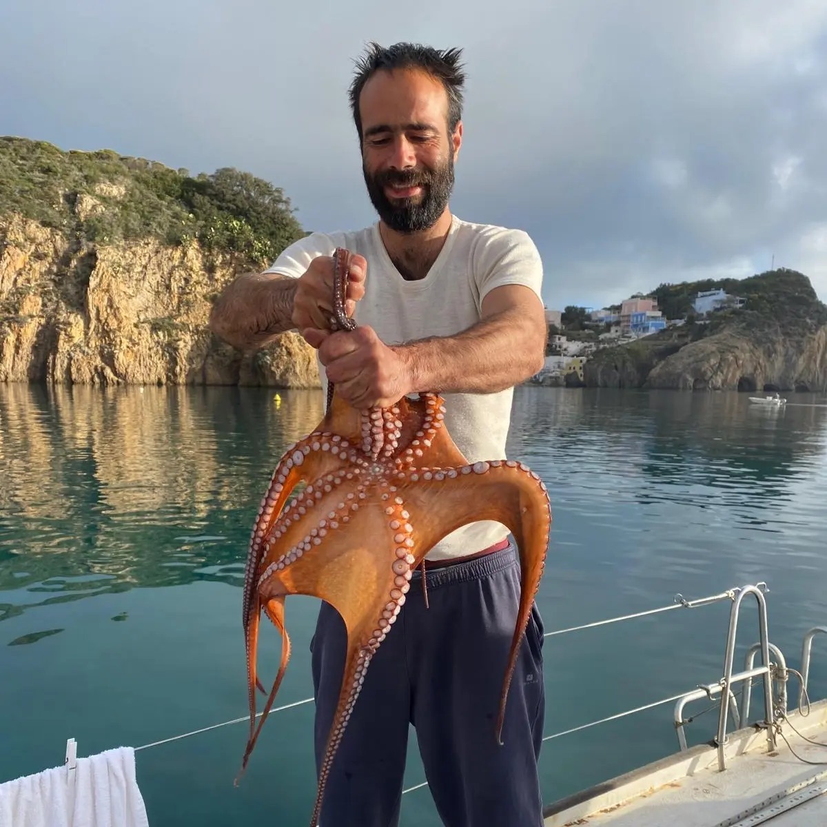 Fast so sch&ouml;n wie die Teerhofinsel im Winter: Michelangelo Minelli mit dem Abendessen vor Ponza