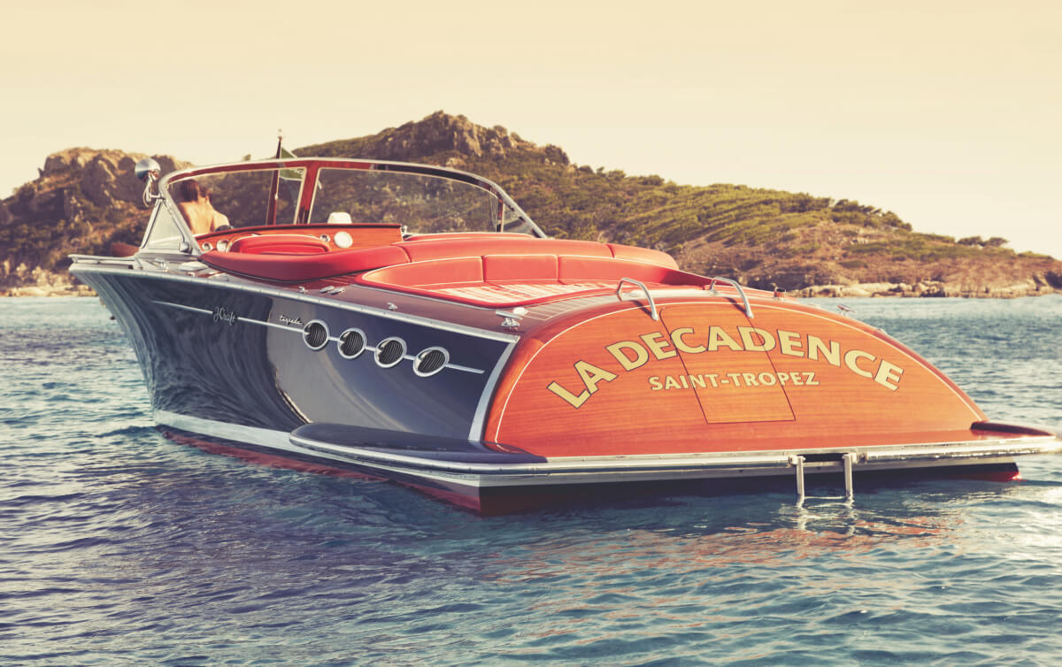 Barrel Back mit Badeplattform, Badeleiter und vielleicht passendem Bootsnamen