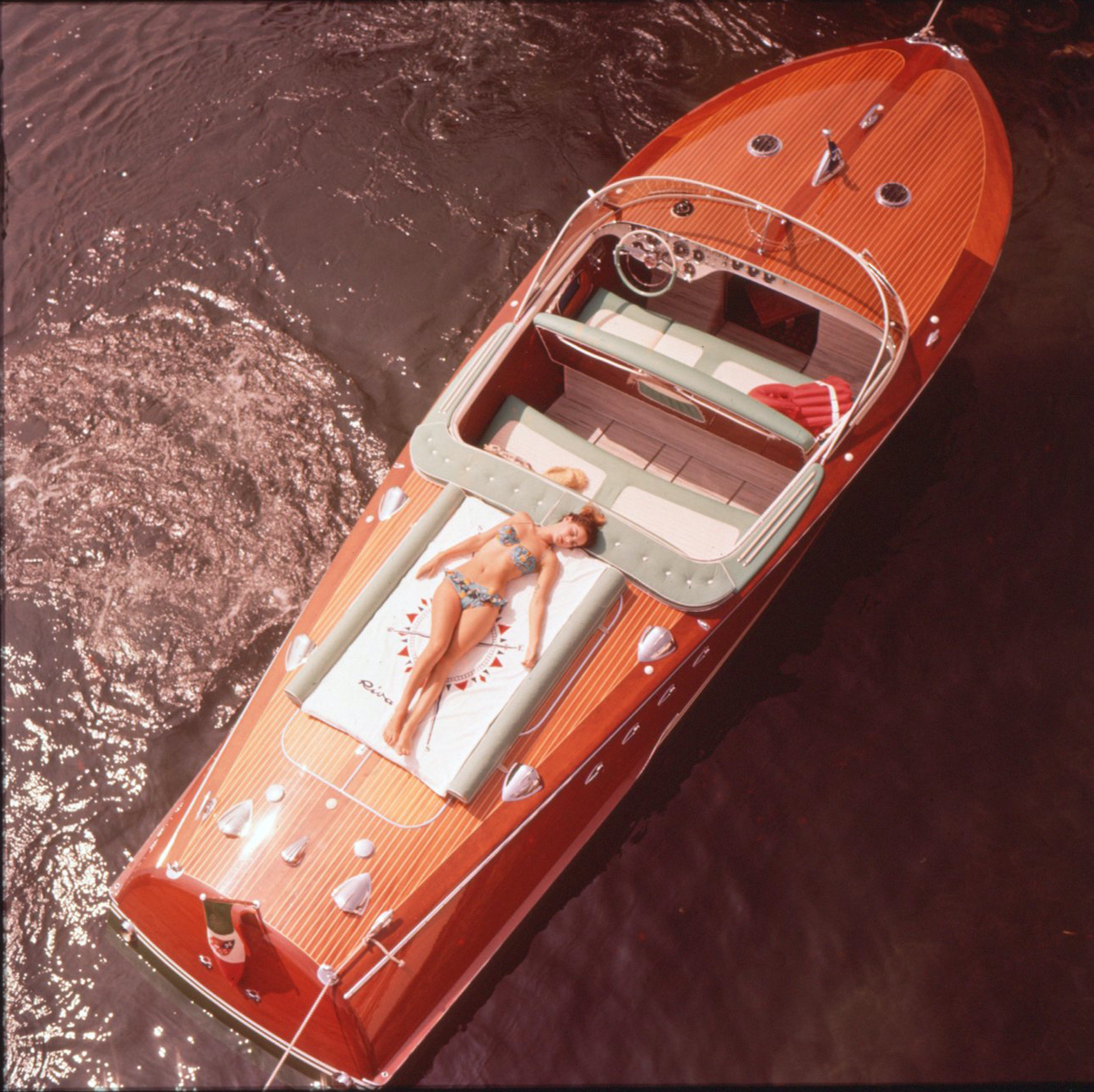 Riva Tritone mit Barrel Back, ein Lifestyle Erzeugnis der Sechzigerjahre