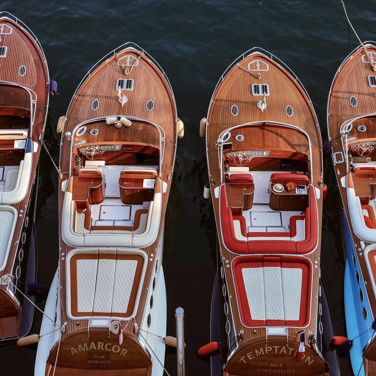Die Spiegel laden zu halbrund angebrachten Bootsnamen ein