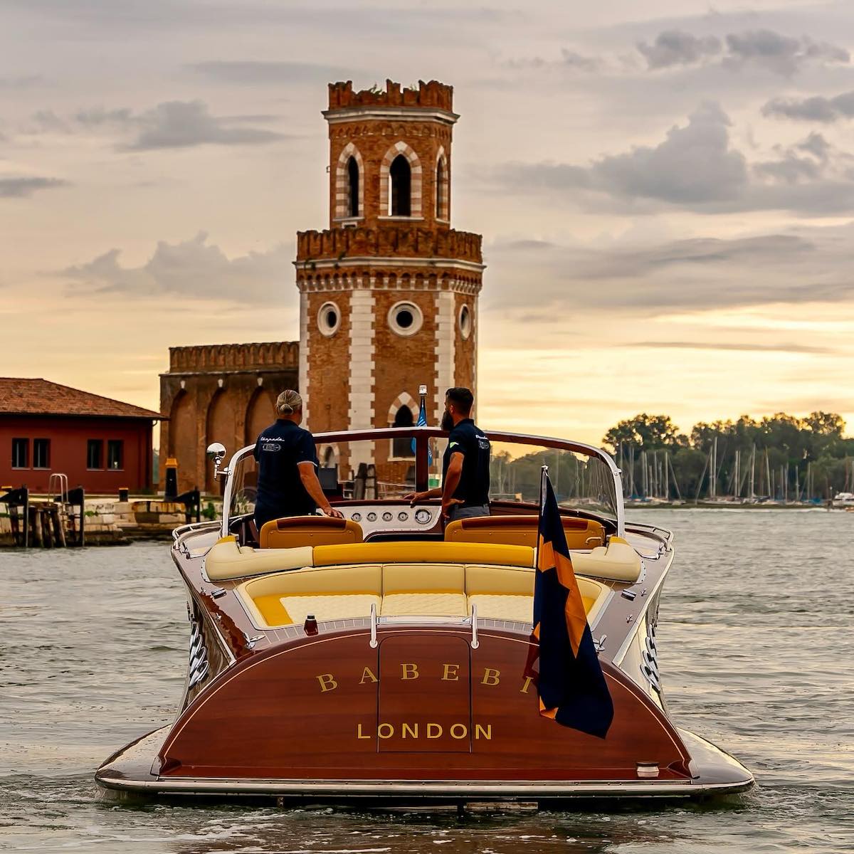 Mit einem Barrel Back sind Sie auch in Venedig stilvoll bebootet