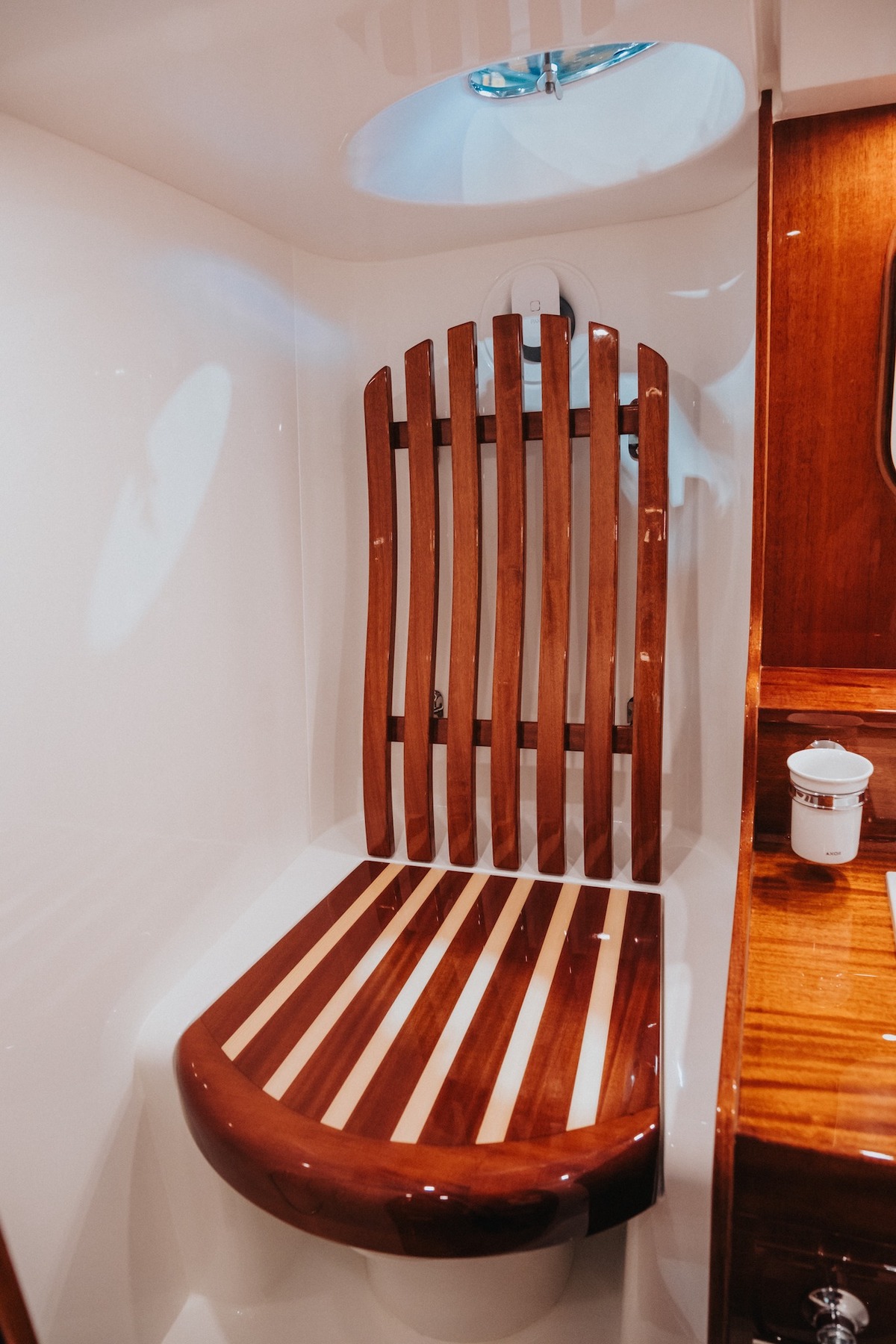 Blick ins Bad mit Stehhöhe und hölzernem Toilettensitz