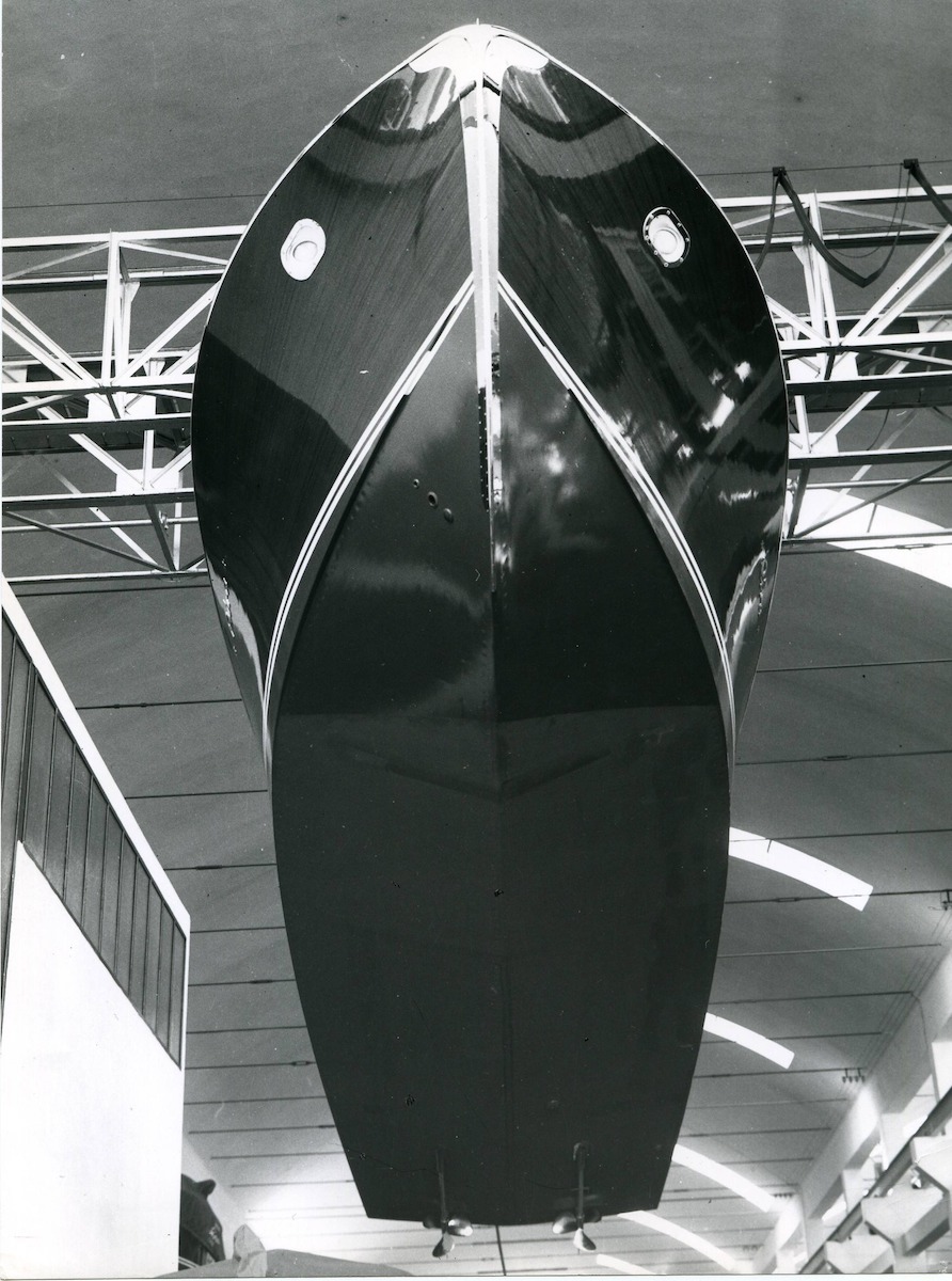 Eine Riva Aquarama mit gewundenen Planken aus Mahagonisperrholz in Sarnico