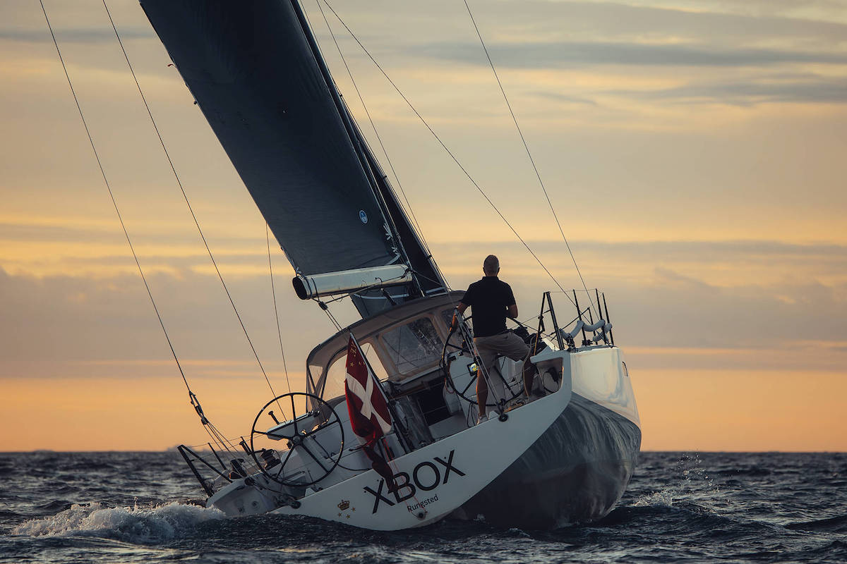 Dank der schlanken Wasserlinie des Hecks segelt die XR41 mit einem anstelle der heute &uuml;blichen zwei Ruderbl&auml;tter