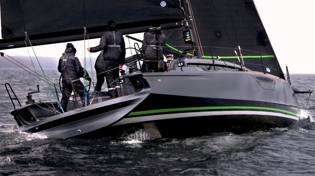 Shogun 43 in karbonschwarz und mit waagerecht gefalztem Spiegel