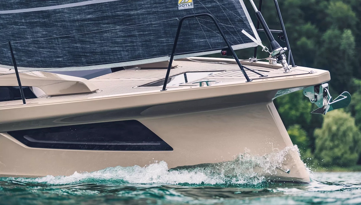 Das gestreckte Deck &uuml;ber dem r&uuml;ckw&auml;rts geneigten Bug der Sunbeam 32.1