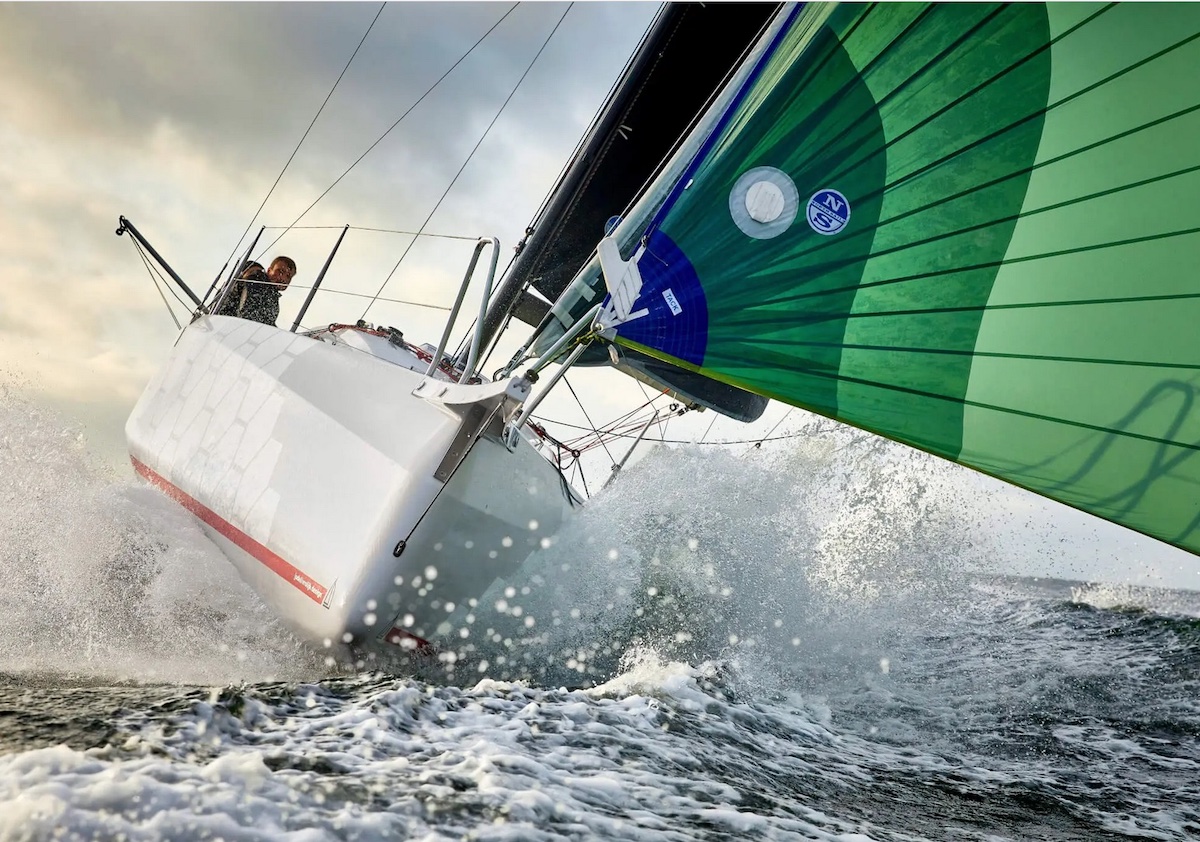 Die Dehler 30 One Design mit abgewinkeltem &Uuml;bergang vom Rumpf zum Deck