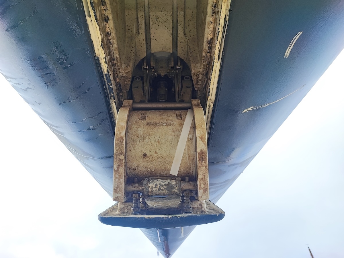 Blick unter den eingeklebten Bugstrahler der geborgenen Sun Odyssey 410 &bdquo;Ines&ldquo;