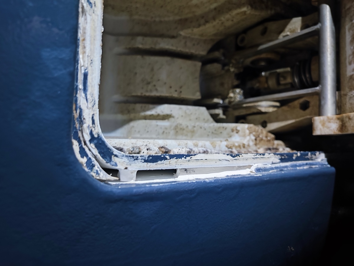 Breites Spaltmass und fehlende Dichtmasse der geborgenen Sun Odyssey 410