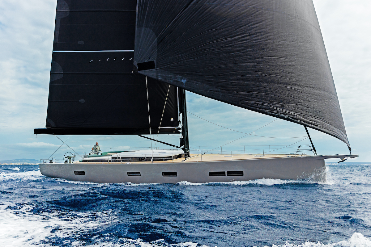 YYachts liefert cool gestaltete Sandwichboote wie diese leer an die 40 t schwere Y8