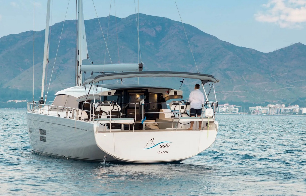 Hat der Steuermann dieser Moody 48 Deckssalonyacht vorn eine Kamera oder einen Ausguck?