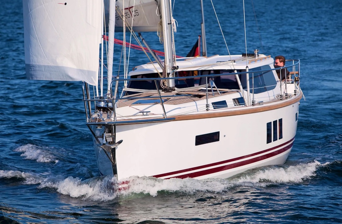 Die Sirius 35 DS, im Sitzen für den Steuermann ein Blindflug
