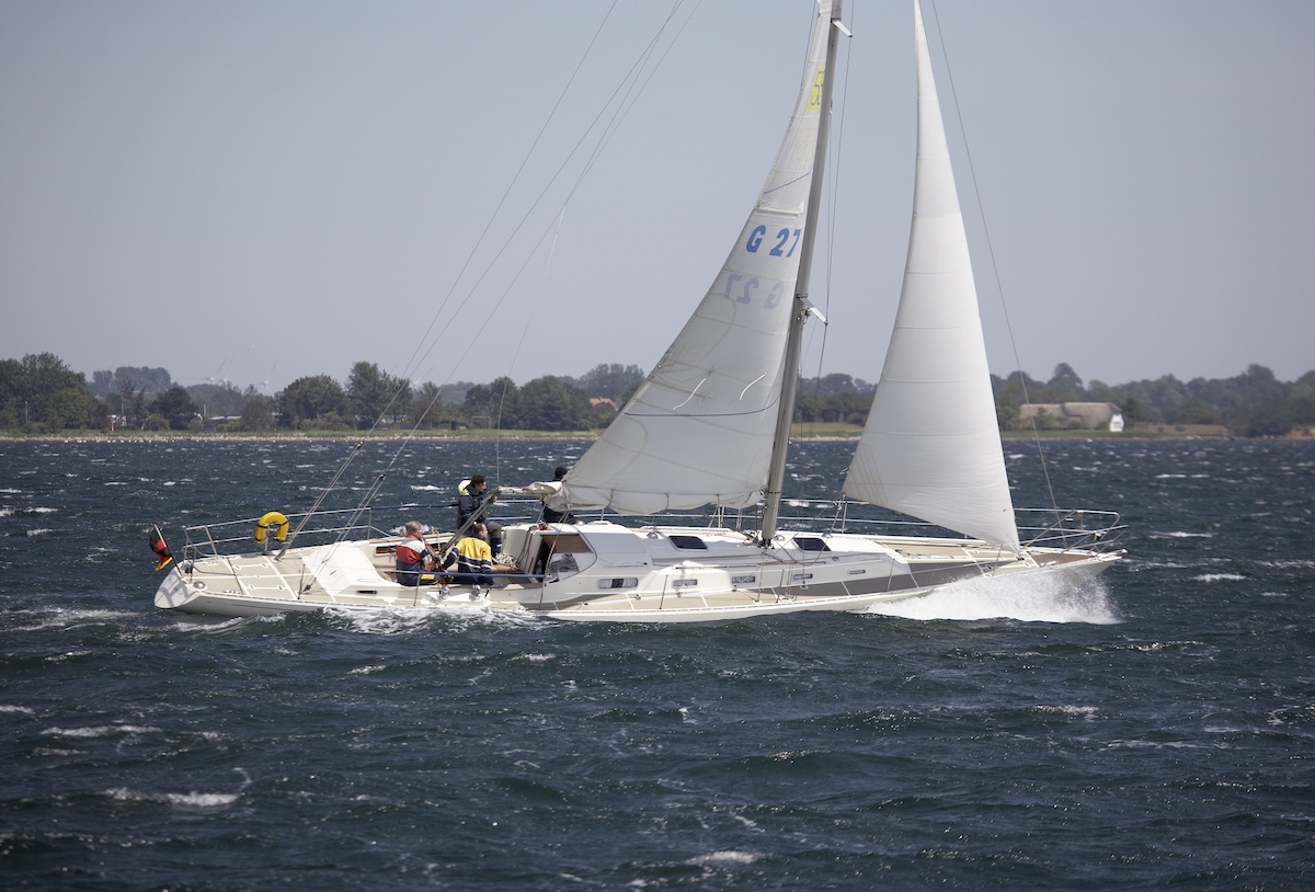 Segeln bei etwa 7 Windst&auml;rken mit jahrzehntenalten Polyestert&uuml;chern