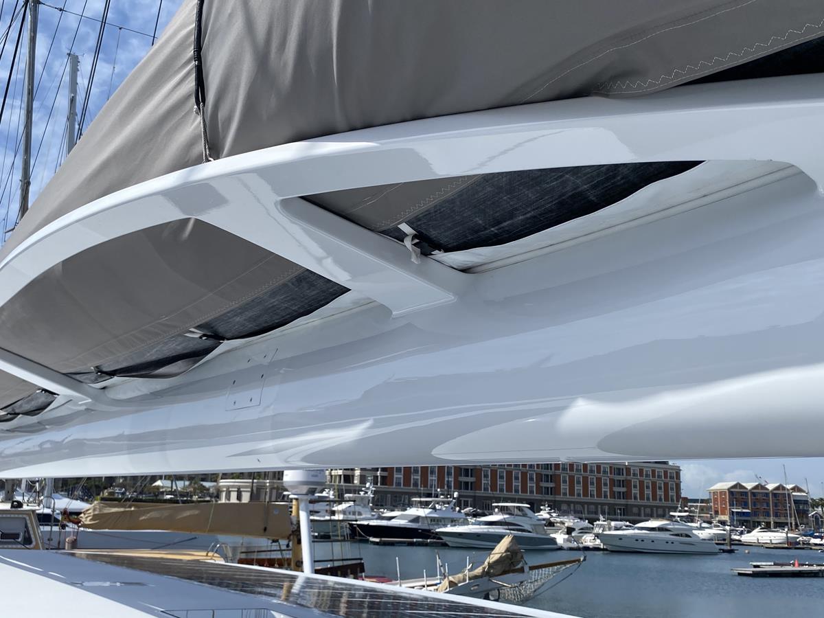 Benson Bars zum Verstauen des Grosssegels auf einem grossen Fahrtenkatamaran