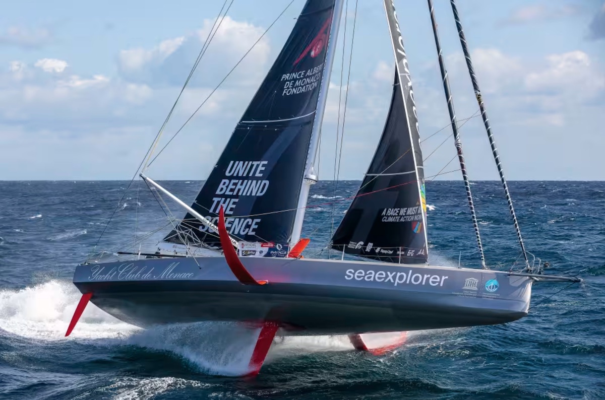 Die 18 m lange &bdquo;Malizia Seaexplorer&ldquo; dank moderner Vorsegelrollanlagen im Tiefflug