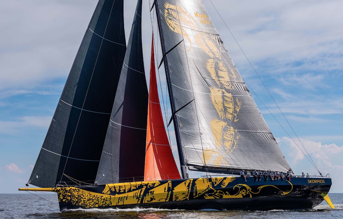 Mit mehreren Wegrollanlagen hintereinander wird die 43 m lange &bdquo;Skorpios&ldquo; am Limit gesegelt