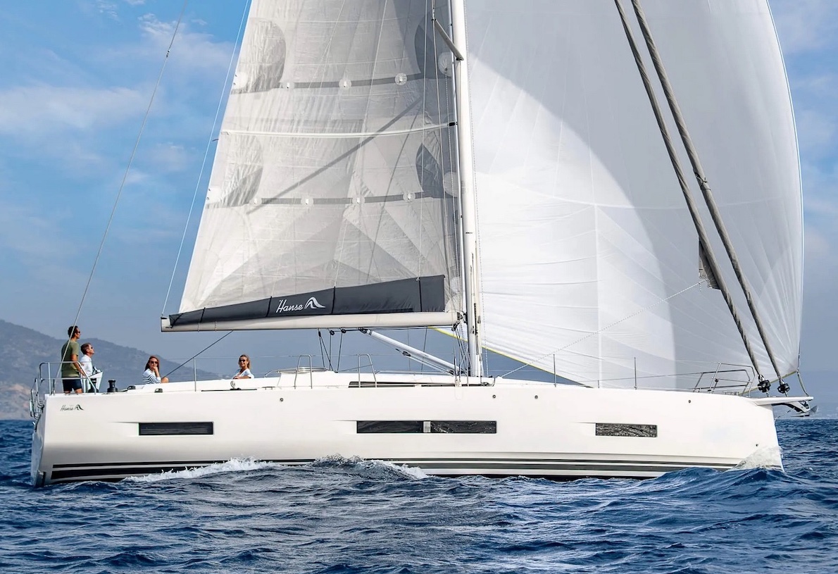 Hanse 510 mit aufgerollten Am Wind Vorsegeln und Gennaker beim raumschots Kurs