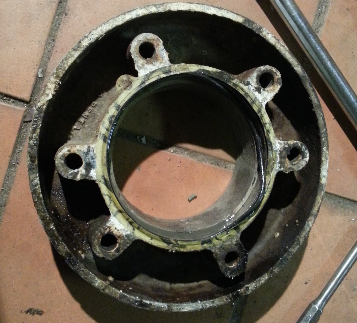 Die Saildrive-Verl&auml;ngerung nach einigen Jahren beim Wechsel der Dichtmanschette