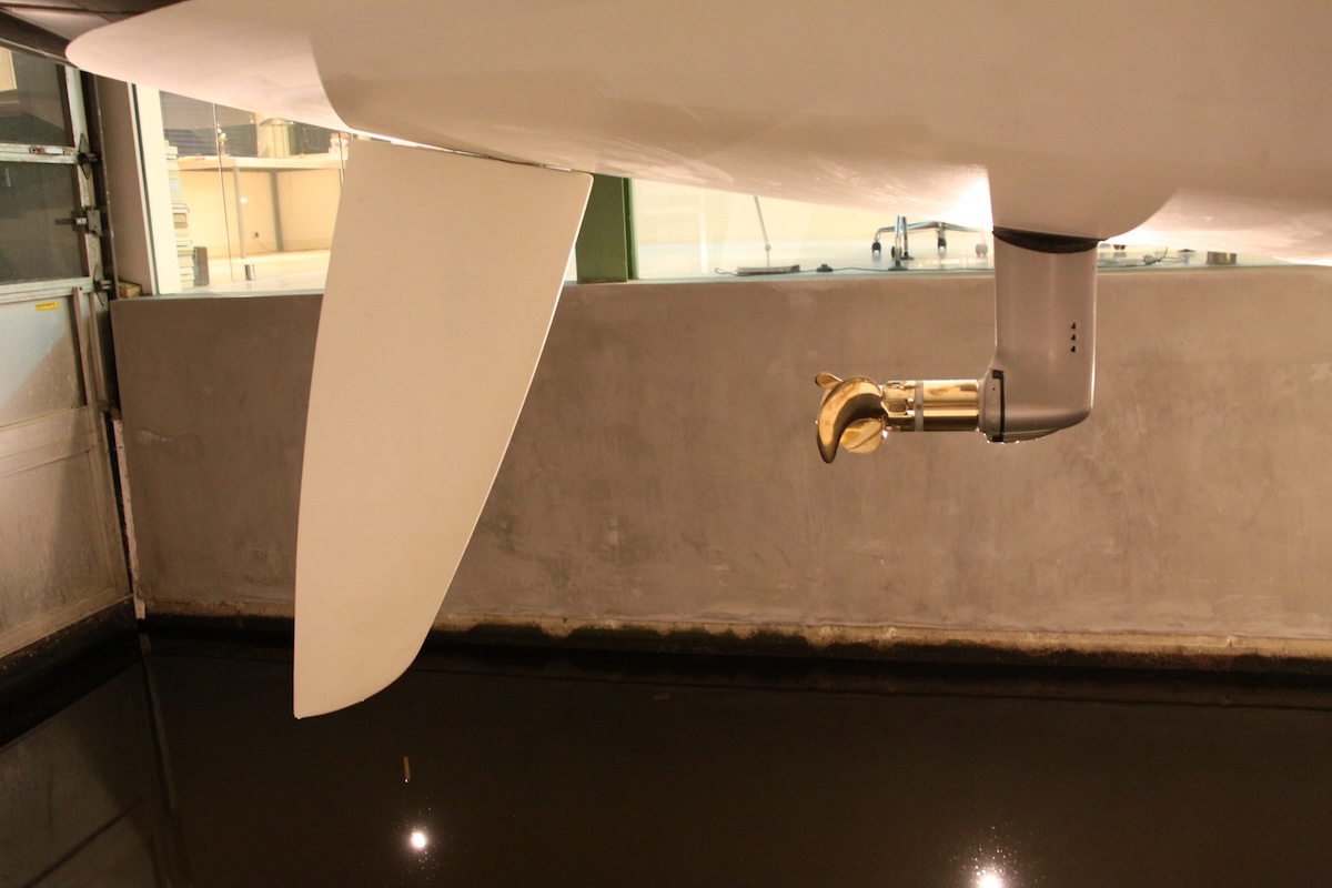 Beim Daysailer Eagle 44 wirkt der Propeller nah am Ruder