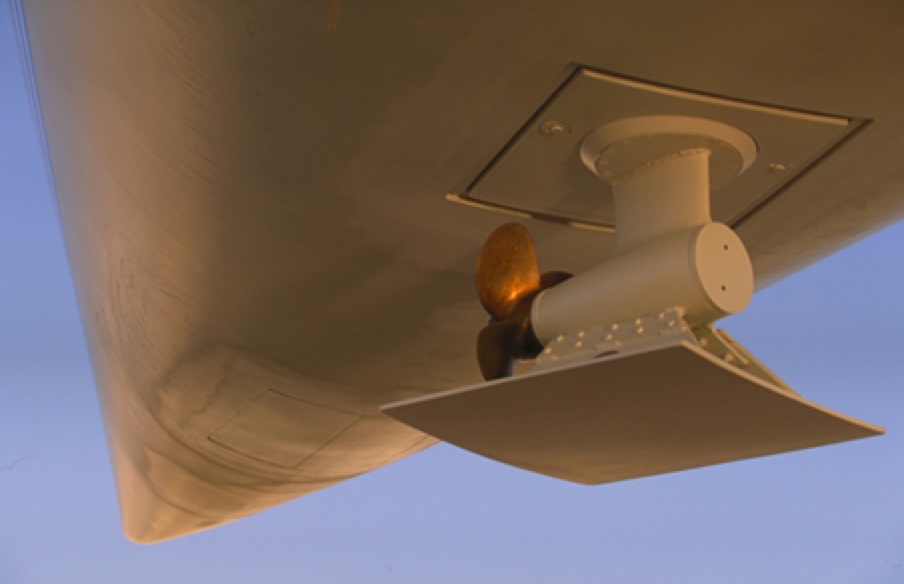 Blick unter das Vorschiff der wegweisenden &bdquo;Wallygator II&ldquo; mit ausfahr- und drehbarer Propellergondel