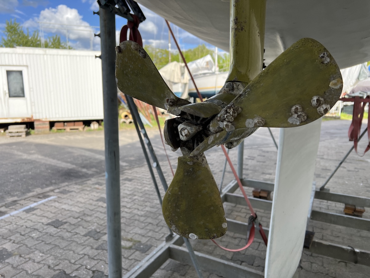 Hier mindern die Pocken nur den Wirkungsgrad des Faltpropellers, da sie aussen auf dem Bl&auml;ttern sitzen. Weiter innen behindern sie das Auf- oder Zuklappen und Umschalten von Vor- auf R&uuml;ckw&auml;rtsfahrt