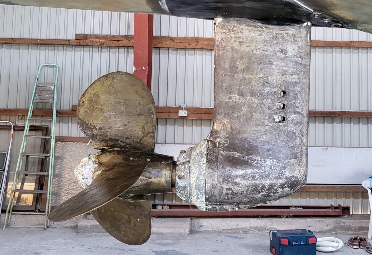 Dreifl&uuml;gler des italienischen Herstellers MaxProp an einem Saildrive mit genug Abstand zum Rumpf