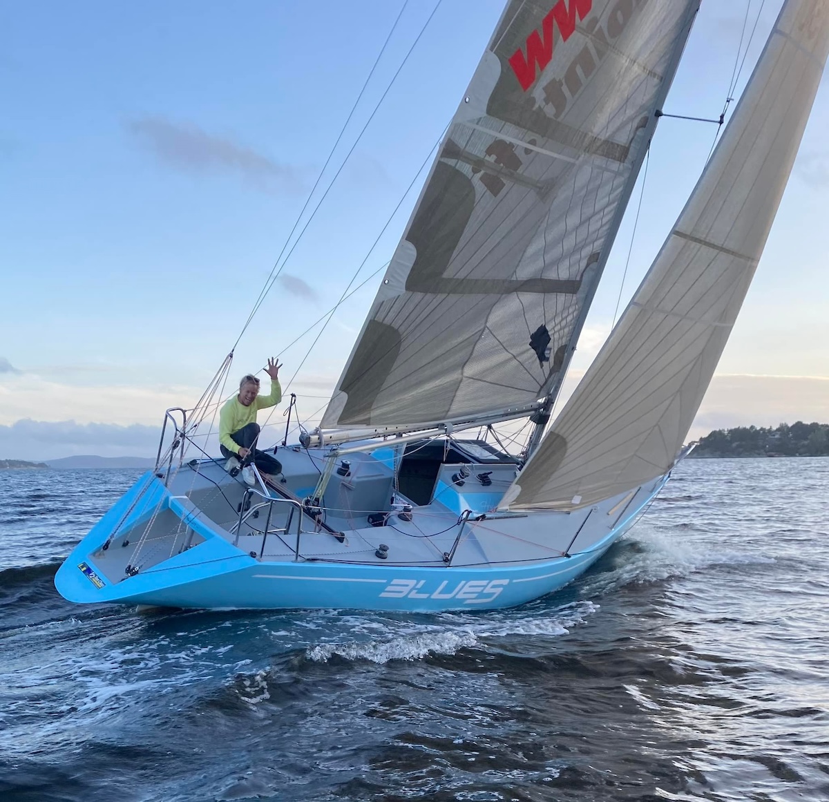 Der neulich liebevoll restaurierte S&ouml;dergren 1/2 Tonner &bdquo;Blues&ldquo; im passenden Retro Hellblau