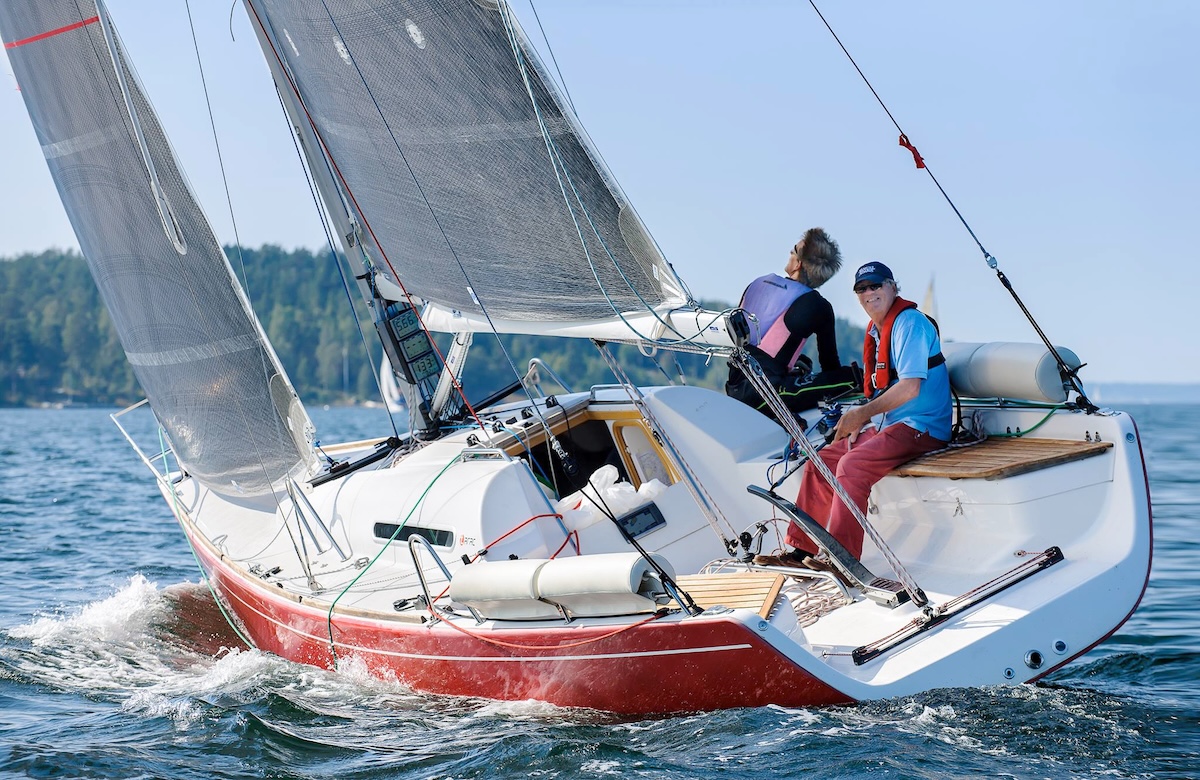 S&ouml;dergren mit seinem Sohn Frederic an Bord seiner Tarrac 33 in Stockholmer Gew&auml;ssern