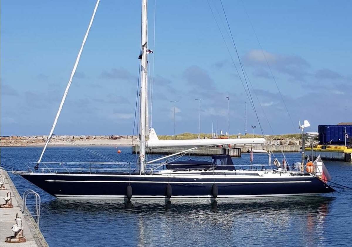 Die 1976 entworfene Helmsman Queen 55 mit k&uuml;hn geneigtem Vorsteven und Spiegel