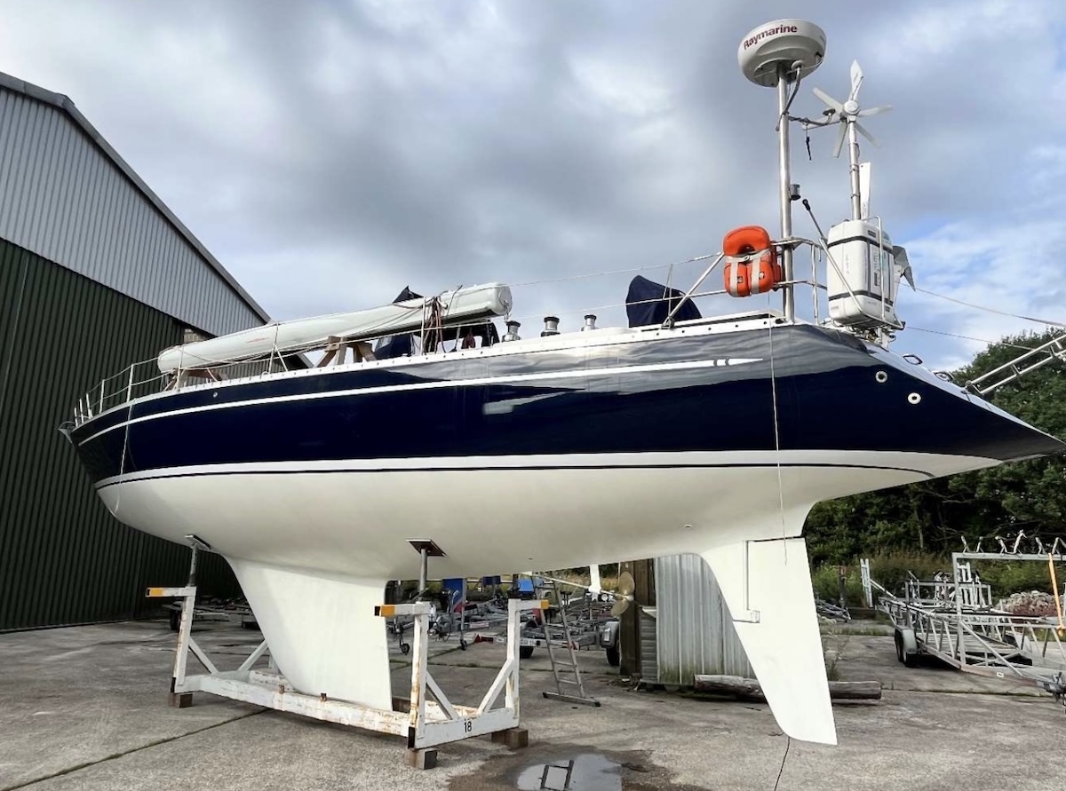 Der V-f&ouml;rmige Rumpf mit dem gem&auml;ssigten Flossenkiel und Skeg gef&uuml;hrten Ruder der Helmsman Queen 55