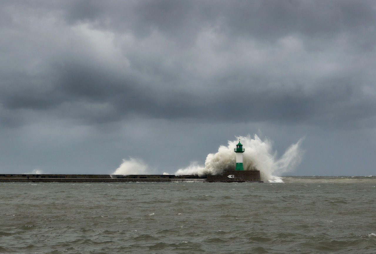 Bei Sturmflut &copy; peggycoucair pixabay