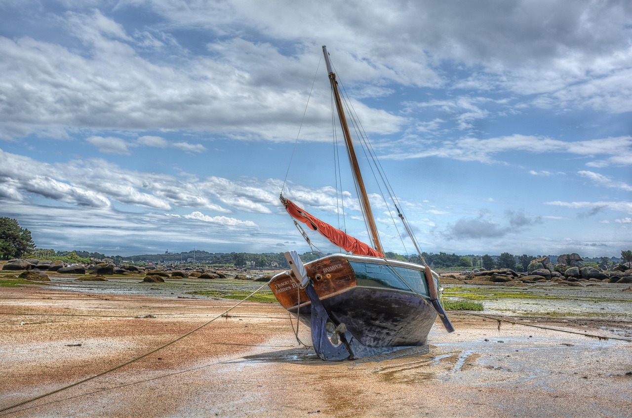 Immer wieder idyllisch: Trockengefallenes, traditionelles Holzboot &copy; LeifLinding pixanay