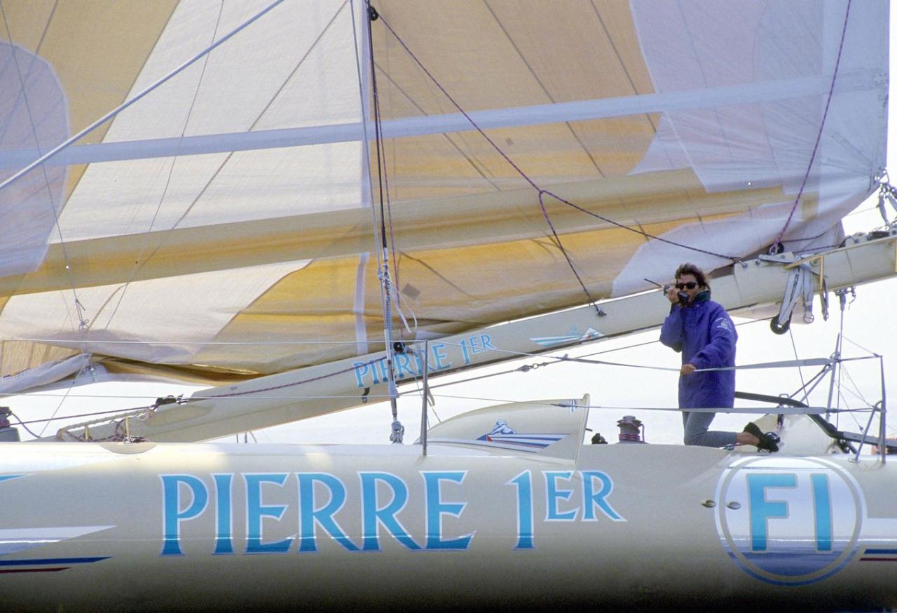 Florence Arthaud am Ruder ihres Route du Rhum-Siegerbootes
