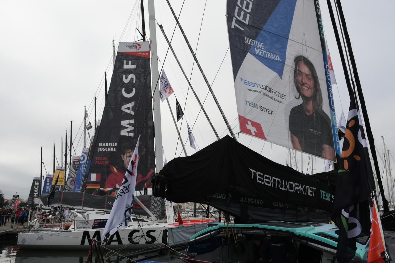 Heute sind Frauen l&auml;ngst Teil der immer weiter wachsenden Hochsee-Regattagemeinde. Hier das Konterfei von Justine Mettraux vor dem Start zur Vend&eacute;e Globe 2024. Im Hintergrund das Boot der Deutsch-Franz&ouml;sin Isabelle Joschke
