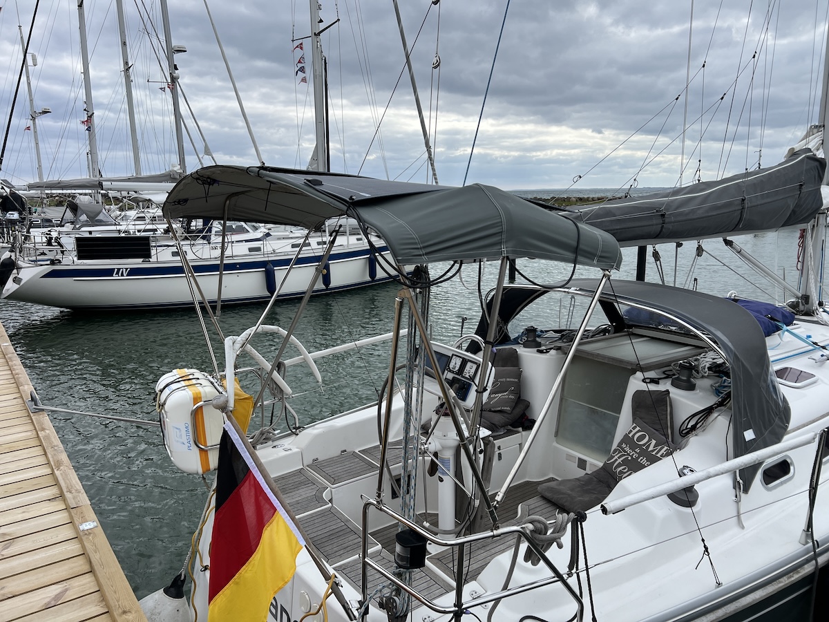 Dieses Bimini einer mittelgrossen Hanse beschattet den Steuerstand und h&auml;lt ein flexibles Solarpaneel