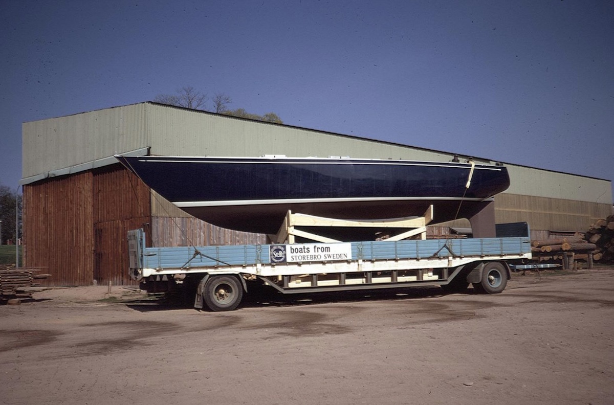 Carters Zweitonner &bdquo;Aggressive&ldquo; bei Lieferung der Storebro-Werft f&uuml;r die IOR-Regattabahnen
