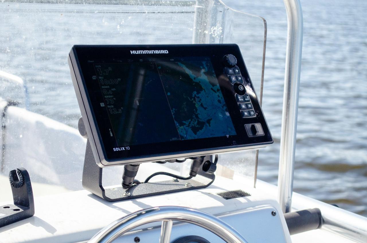 Kartenplotter auf einer Yacht &copy; Cody Reed / Unsplash