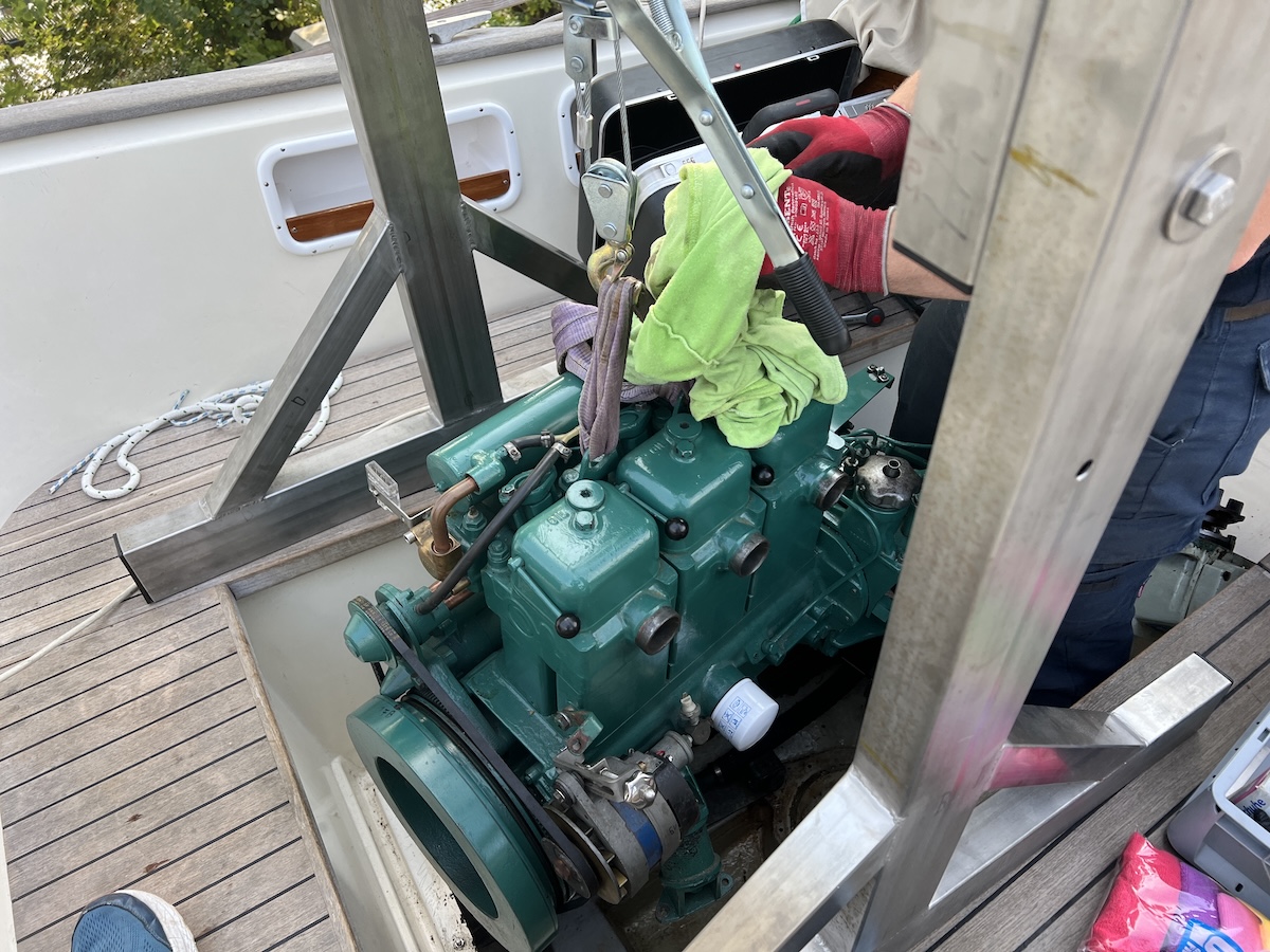 Der Saildrive l&auml;sst sich am angehobenen Motor abnehmen und montieren