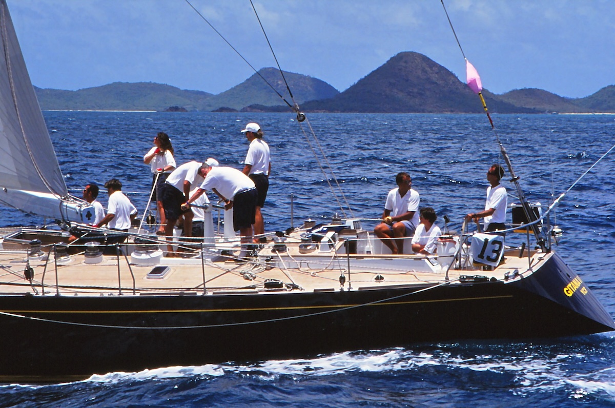 &bdquo;Gitana VI&ldquo; mit passend gekleideter Crew