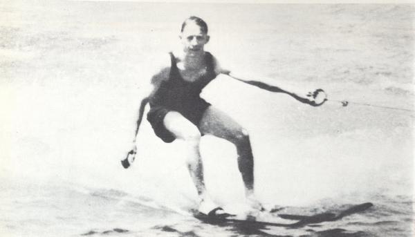 Ralf Wilford Samuelson wuchs am Lake Pepin bei Lake City in Minnesota/USA auf und war genau das, was man sich als amerikanischen Sunnyboy so vorstellte.