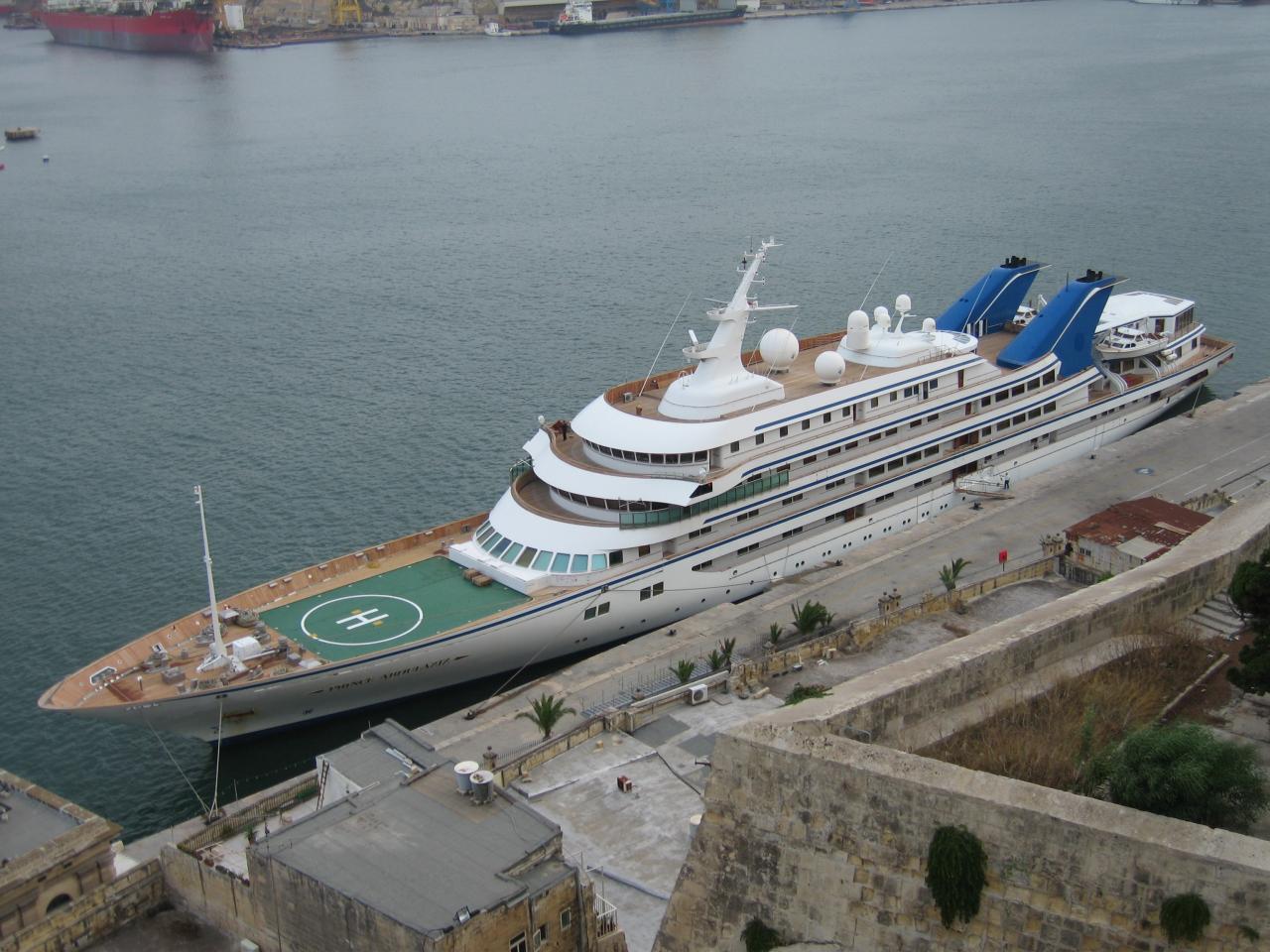 Die &laquo;Prince Abdulazis&raquo; ist als siebtgr&ouml;&szlig;te Yacht der Welt hier in Malta zu sehen