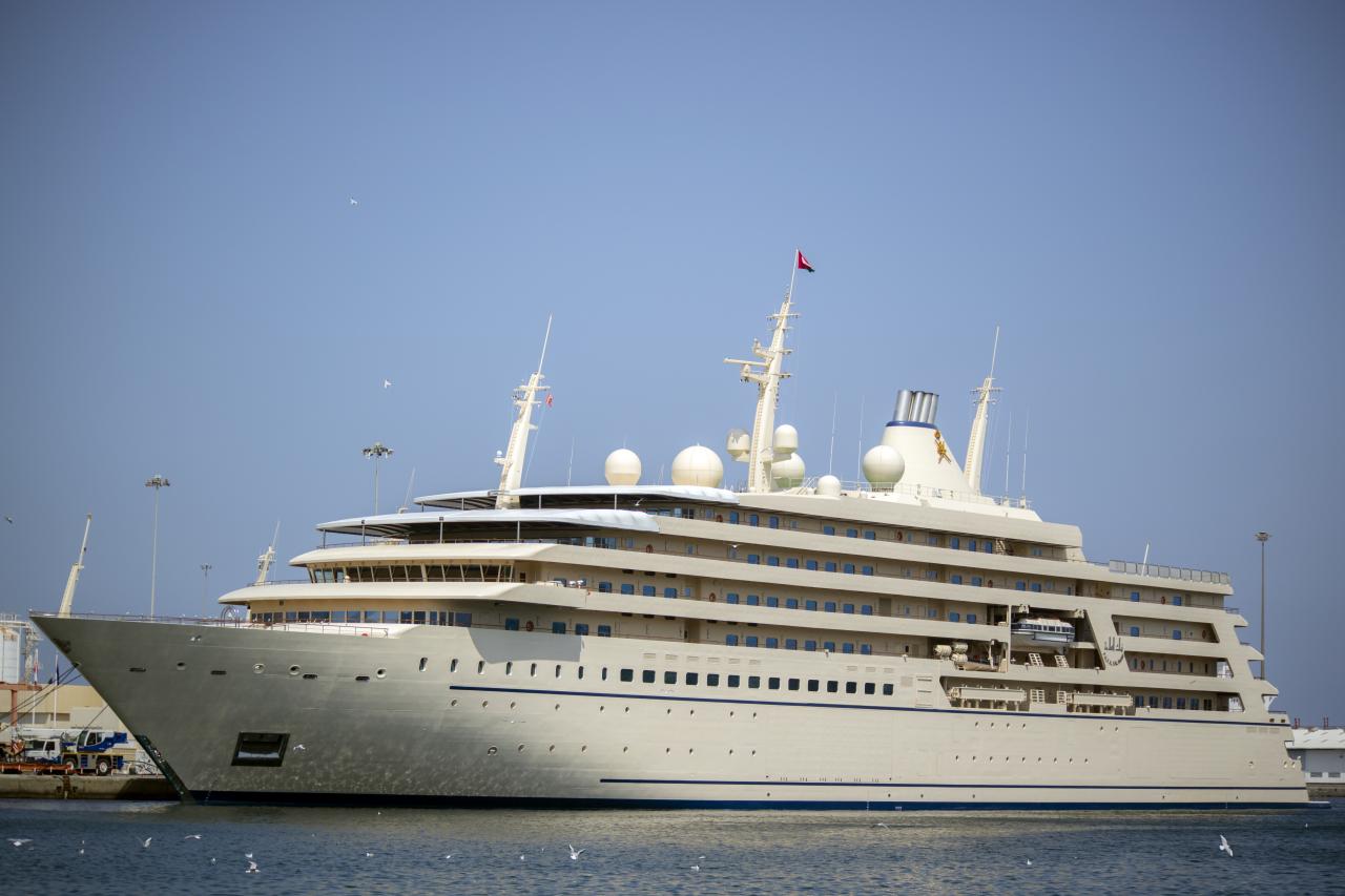 Nummer 11: &laquo;Al Salamah&raquo; ist mit stattlichen 23,50 m Breite ein volumin&ouml;ser Achtdecker mit 80 Kabinen