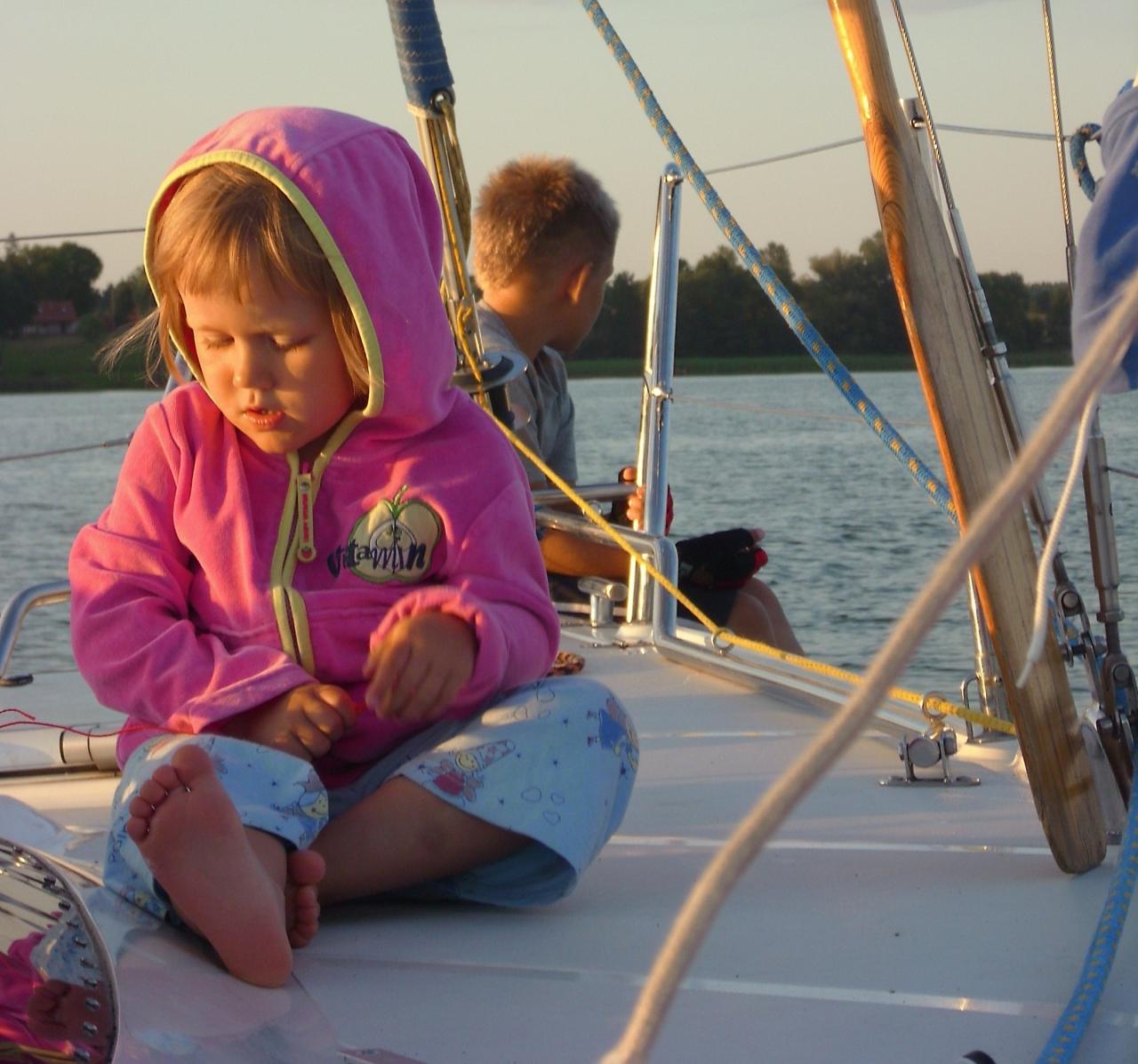 Kinder an Bord, alle in einem Boot